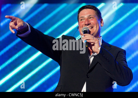 Singer Tony Hadley sur scène au Festival de rembobinage Henley on Thames 2012. Par0335 Banque D'Images