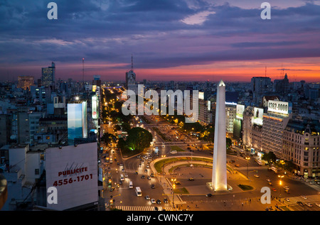 Vue sur l'Avenida 9 de Julio et de l'obélisque à la Plaza Republica, Buenos Aires, Argentine. Banque D'Images