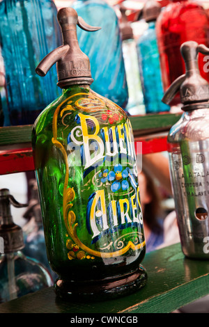 Siphons Soda à la vente à un décrochage dans la Plaza Dorrego pendant le marché du dimanche à San Telmo, Buenos Aires, Argentine. Banque D'Images