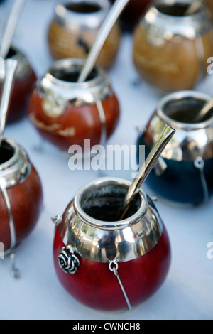 Mate tasses à la vente à le marché du dimanche à San Telmo, Buenos Aires, Argentine. Banque D'Images