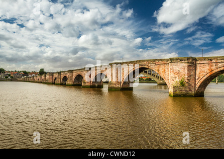 Vieux pont sur la rivière Tweed en été Banque D'Images