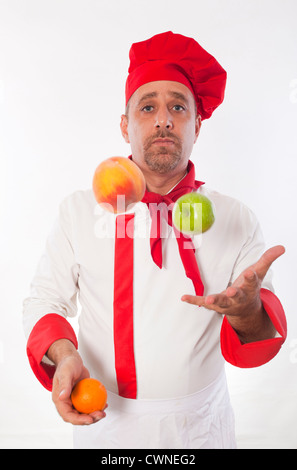 Male chef juggling fruit Banque D'Images