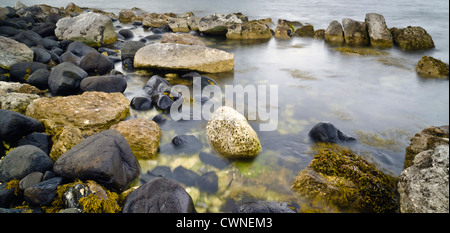 Une station rock pool sur les rives de Blackhead Path, comté d'Antrim, en Irlande du Nord Banque D'Images