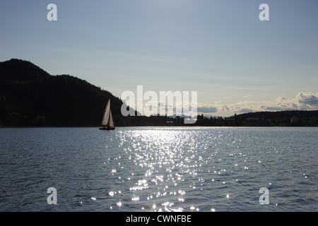 Un voilier glisse sur le lac Banque D'Images