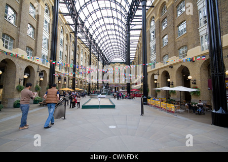 Les Hays Galleria Shopping mall une rivière près de London Bridge Banque D'Images