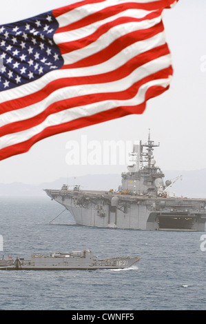 Un bateau de débarquement s'approche du navire d'assaut amphibie USS Bonhomme Richard le 2 avril 2012 à Okinawa, au Japon. Banque D'Images