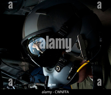 Une armée de l'air F-22 Raptor fighter se reflète dans le pare-soleil d'un technicien de ravitaillement le 21 août 2012 au-dessus de la ville de New York. Banque D'Images