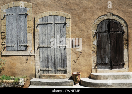 Vieille porte en bois, à Lourmarin, Provence en France Banque D'Images