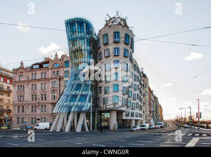 Maison dansante (Tančící dům) ou Fred et Ginger, officiellement la construction bâtiment Nationale-Nederlanden à Prague Banque D'Images