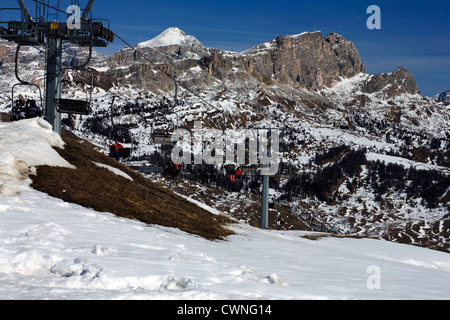 Skieurs de téléski près du Restaurant Cherz Corvara Dolomites Italie Banque D'Images