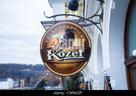 Bière Kozel enseigne à l'extérieur restaurant près du pont Charles à Prague Banque D'Images