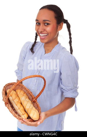 Belle fille multi-ethnique avec du pain dans panier isolé sur fond blanc Banque D'Images