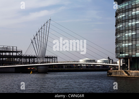 Suspension Bridge à travers le Manchester Ship Canal en face de Media City Angleterre Greater Manchester Salford Quays Banque D'Images