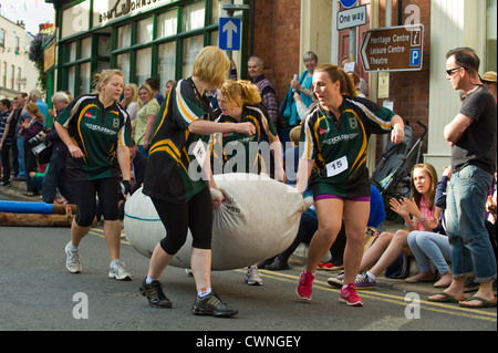 L'équipe de mesdames locales prenant part à l'assemblée annuelle de la course du Championnat du Monde Hop Pocket à Bromyard Herefordshire Angleterre UK Banque D'Images