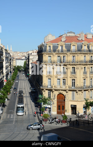 Le tramway ou le tramway sur la rue Colbert et Rue de la République Marseille ou Marseille France Banque D'Images