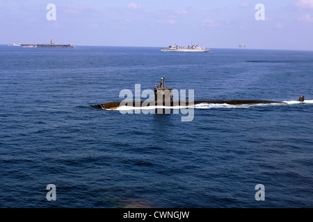 Le sous-marin d'attaque à propulsion nucléaire USS Miami traverse la mer d'Oman ainsi que le porte-avions à propulsion nucléaire USS Enterprise et le croiseur lance-missiles USS Gettysburg 13 Novembre 2007 Banque D'Images