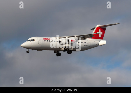 Swiss European Air Lines Avro RJ100 jet régional ou d'un petit avion de voler en approche avec queue airbrakes ouvert. Transport aérien court-courrier. Banque D'Images