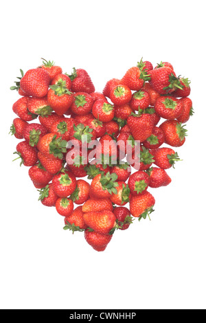 Les fraises en forme de coeur isolé sur fond blanc Banque D'Images