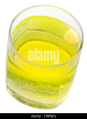 Verre d'eau gazeuse jaune avec vitamine C isolé sur fond blanc Banque D'Images