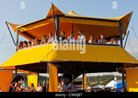 Vantage point VIP au festival de rembobinage Henley on Thames 2012. JMH6036 Banque D'Images