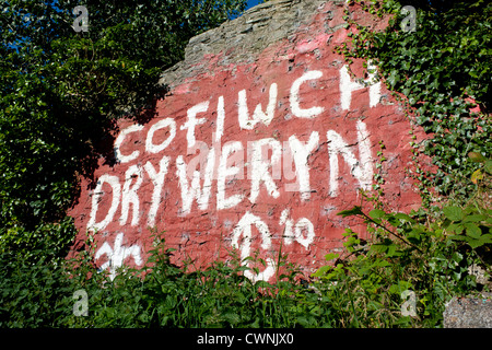 «Cofiwch Tryweryn Dryweryn' 'Remember' nationaliste gallois graffiti sur mur en bordure de l'A487 près de Ceredigion Llanrhystud Wales UK Banque D'Images