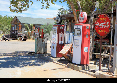 Vintage gas station Hackberry, sur la route historique 66 entre Seligman et Kingman, Arizona, USA Banque D'Images