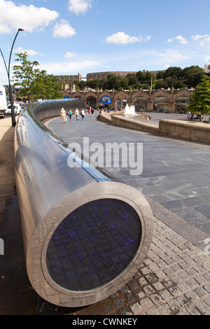 La place de la gerbe à l'extérieur de la gare de Sheffield avec le dispositif de l'eau et la fine pointe de la sculpture Banque D'Images