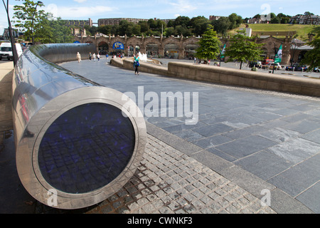 La place de la gerbe à l'extérieur de la gare de Sheffield avec le dispositif de l'eau et la fine pointe de la sculpture Banque D'Images