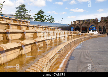 La place de la gerbe à l'extérieur de la gare de Sheffield avec le dispositif de l'eau et la fine pointe de la sculpture Banque D'Images