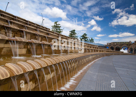La place de la gerbe à l'extérieur de la gare de Sheffield avec le dispositif de l'eau et la fine pointe de la sculpture Banque D'Images