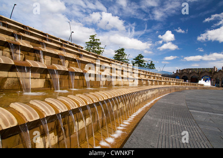 La place de la gerbe à l'extérieur de la gare de Sheffield avec le dispositif de l'eau et la fine pointe de la sculpture Banque D'Images