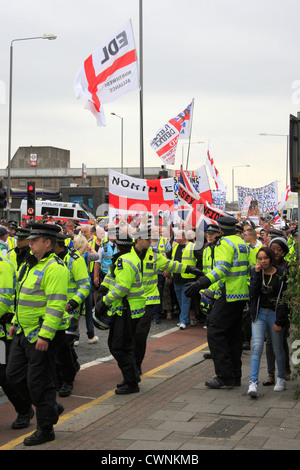 Escorte de police au cours d'un des partisans de l'EDL mars à Walthamstow. Banque D'Images