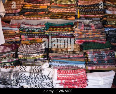 Foulards arabes bédouines dans un mélange coloré à une nette à l'extérieur d'Amman Jordanie Banque D'Images