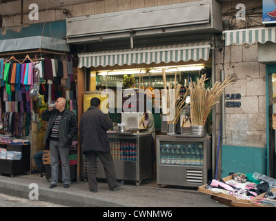 Boutique dans le centre de Amman Jordanie la vente de jus de canne à sucre pour les clients assoiffés Banque D'Images