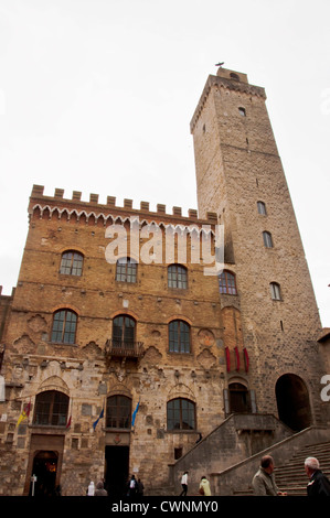 SAN GIMIGNANO, ITALIE - AVRIL 04 : vue de la Piazza del Duomo, 04 avril 2012 à San Gimignano, Italie. La ville médiévale de San Gi Banque D'Images