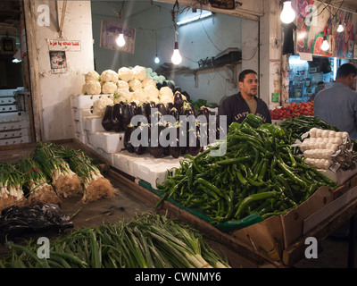 Le marché central couvert au centre-ville d'Amman en Jordanie est pleine de vie et de biens pour tous les goûts, ici de légumes variés Banque D'Images