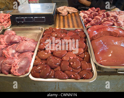 Le marché central couvert au centre-ville d'Amman en Jordanie est pleine de vie et de biens pour tous les goûts, du foie et rognons d'agneau ici Banque D'Images