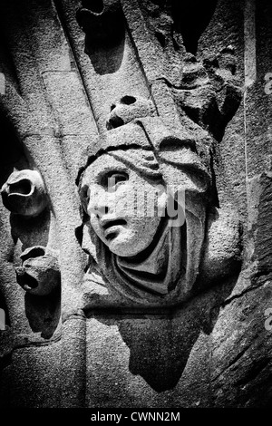 Tête de femme en pierre sculptée sur la tour de l'église de l'Université St Mary the Virgin, Oxford, Angleterre. Monochrome Banque D'Images