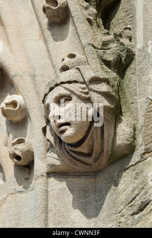 Tête de femme en pierre sculptée sur la tour de l'église de l'Université St Mary the Virgin, Oxford, Angleterre Banque D'Images