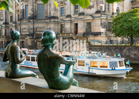 Berlin, Allemagne. Sculpture en bronze "trois filles et un garçon' (Wilfred Fitzenreiter ; 1988) par la rivière Spree Banque D'Images