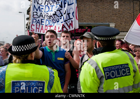 L'islamophobe raciste English Defence League (EDL) mars à travers le centre de Walthamstow Londres du nord Banque D'Images