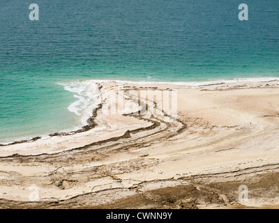 La mer Morte en Jordanie, il est facile de voir le niveau d'eau de couler en roulant le long de ses rives Banque D'Images