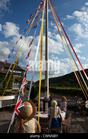 Chapeau de paille enfant chiffres ; Children's Mayday Maypole au festival annuel de 2012 Kettlewell épouvantail, Upper Wharfdale, North Yorkshire, UK Banque D'Images