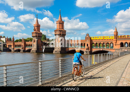 L'Europe, Allemagne, Berlin, Oberbaum Bridge à Berlin, Allemagne Banque D'Images