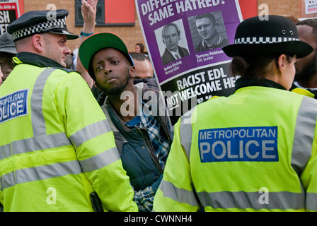 S'unir contre le fascisme et les populations locales de Walthamstow empêcher la Ligue de défense anglaise raciste (EDL) marche dans le ce Banque D'Images