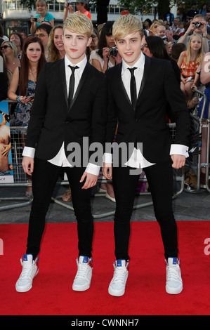 John et Edward Grimes Grimes arrivent pour la première mondiale de Keith Lemon le film. Banque D'Images