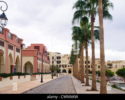 Promenade le long de la marina de Tala Bay, un village de vacances juste au sud d'Aqaba en Jordanie Banque D'Images