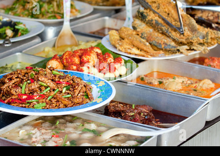 Vaste choix et sélection de l'alimentation de rue de la Malaisie sur l'affichage à l'extérieur un food à Kuala Lumpur. plats colorés et de style buffet self service Banque D'Images