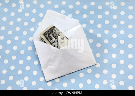 Avec une enveloppe d'un dollar, de l'argent sur du papier cadeau Cadeaux Banque D'Images