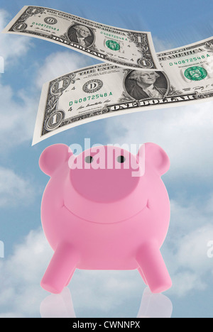 Pink piggy bank avec billets flottante, la composition Banque D'Images